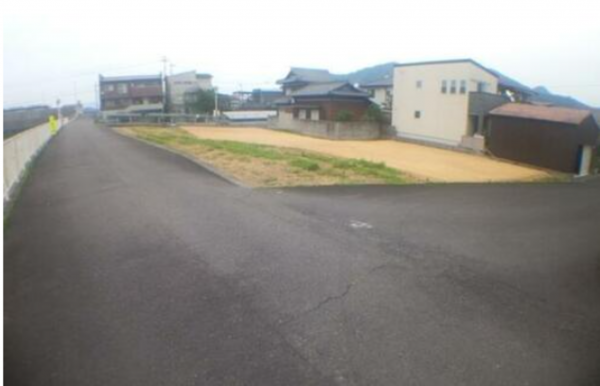 三豊市詫間町松崎、土地の前面道路を含む現地写真画像です
