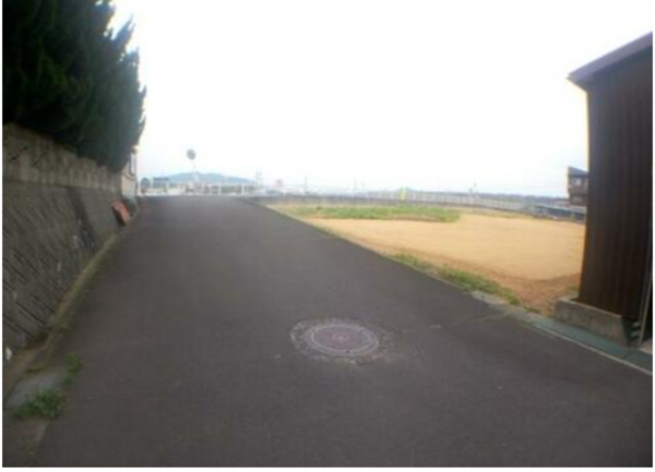 三豊市詫間町松崎、土地の前面道路を含む現地写真画像です