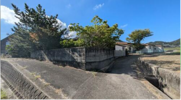 三豊市詫間町詫間、土地の前面道路を含む現地写真画像です