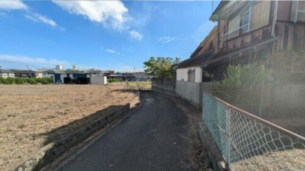 三豊市詫間町詫間、土地の前面道路を含む現地写真画像です