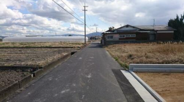 観音寺市出作町、土地の前面道路を含む現地写真画像です