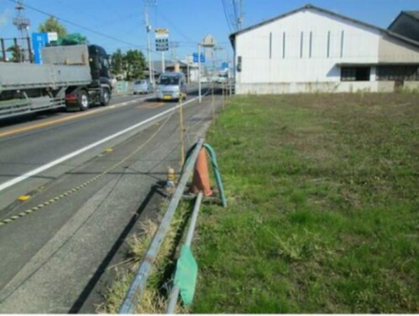 観音寺市柞田町、土地の前面道路を含む現地写真画像です