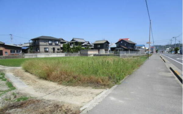 観音寺市三本松町、土地の前面道路を含む現地写真画像です