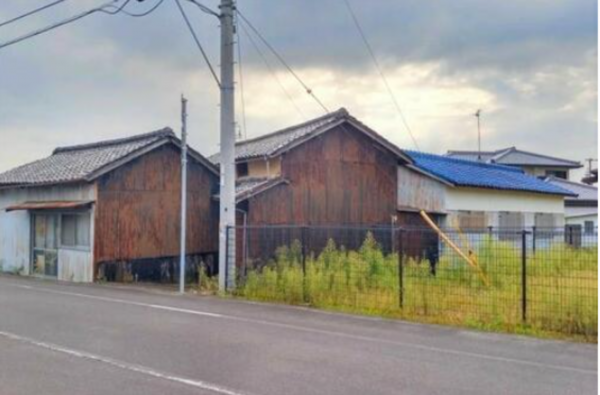 観音寺市柞田町、土地の前面道路を含む現地写真画像です