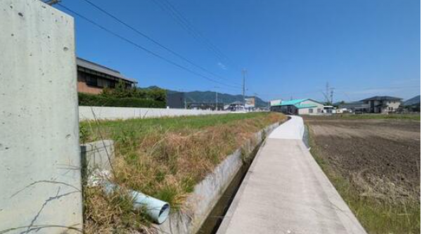 三豊市豊中町本山甲、土地の前面道路を含む現地写真画像です