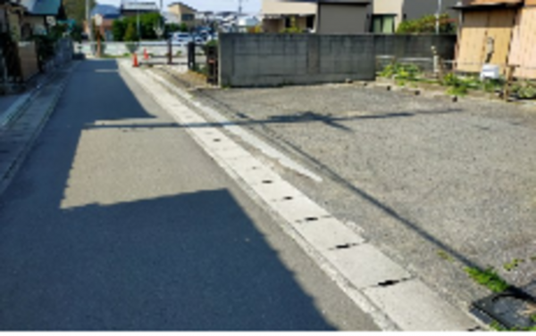 三豊市詫間町松崎、土地の前面道路を含む現地写真画像です
