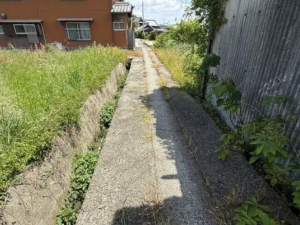 三豊市豊中町笠田笠岡、土地の前面道路を含む現地写真画像です