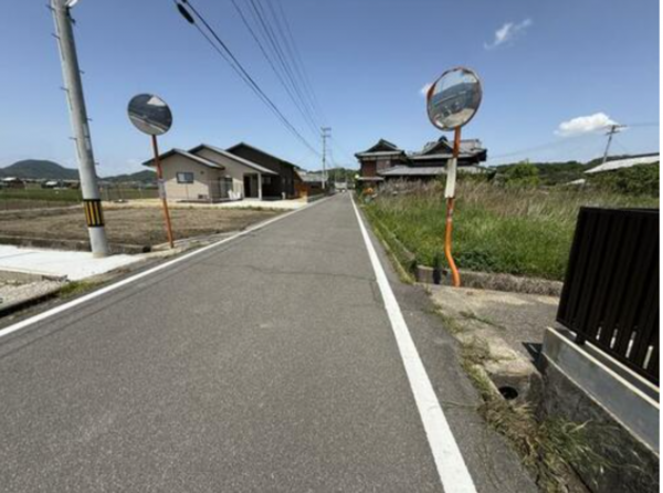 三豊市豊中町笠田笠岡、土地の前面道路を含む現地写真画像です
