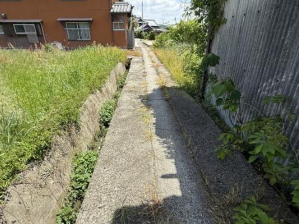 三豊市豊中町笠田笠岡、土地の前面道路を含む現地写真画像です