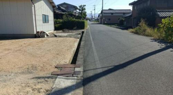 三豊市高瀬町下勝間、土地の前面道路を含む現地写真画像です