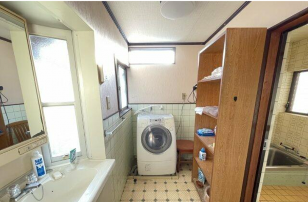 三豊市詫間町松崎、中古一戸建ての洗面画像です