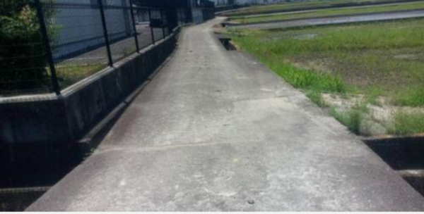 観音寺市植田町、土地の前面道路を含む現地写真画像です