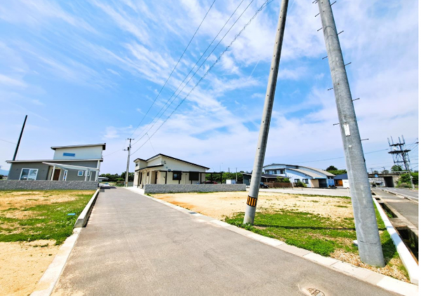 観音寺市大野原町大野原、土地の前面道路を含む現地写真画像です