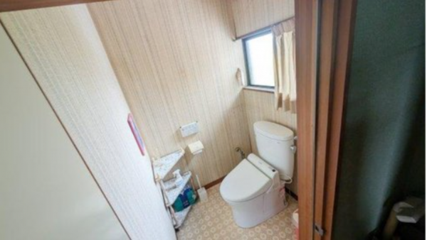 三豊市豊中町上高野、中古一戸建てのトイレ画像です