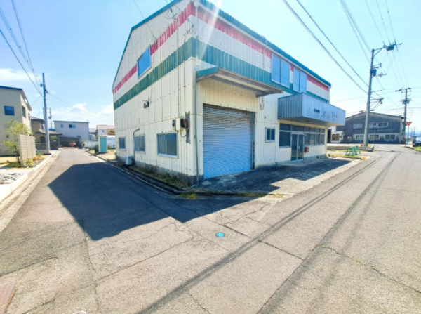 観音寺市植田町、土地の前面道路を含む現地写真画像です