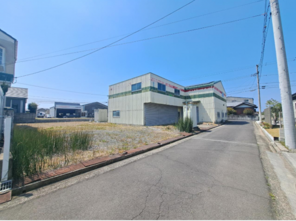 観音寺市植田町、土地の前面道路を含む現地写真画像です