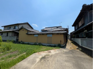 観音寺市植田町、土地の前面道路を含む現地写真画像です