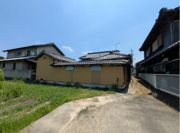 観音寺市植田町、土地の前面道路を含む現地写真画像です