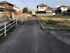観音寺市豊浜町姫浜、土地の前面道路を含む現地写真画像です