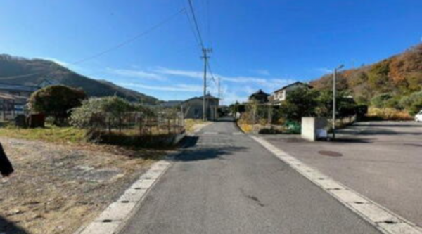 三豊市詫間町大浜、中古一戸建ての前面道路を含む現地写真画像です