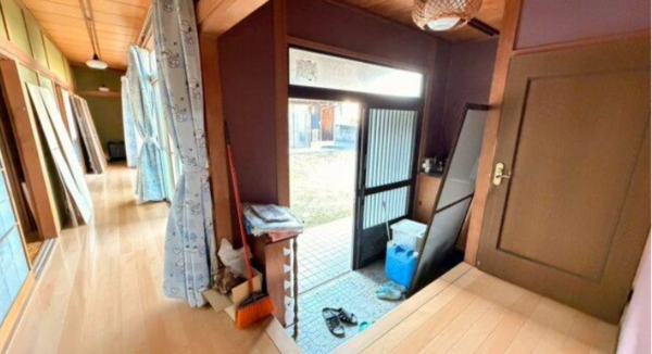 三豊市三野町吉津、中古一戸建ての玄関画像です