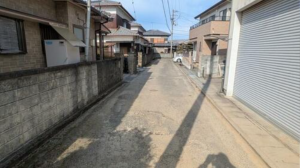 観音寺市村黒町、中古一戸建ての前面道路を含む現地写真画像です