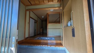 三豊市高瀬町上麻、中古一戸建ての玄関画像です