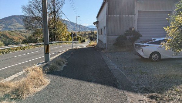 三豊市高瀬町上麻、中古一戸建ての前面道路を含む現地写真画像です