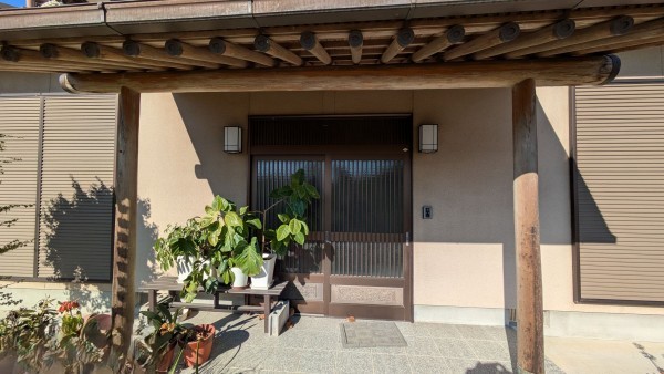 三豊市高瀬町上麻、中古一戸建ての玄関画像です