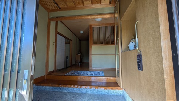 三豊市高瀬町上麻、中古一戸建ての玄関画像です