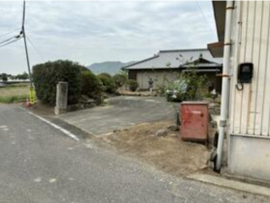 三豊市豊中町上高野、中古一戸建ての前面道路を含む現地写真画像です