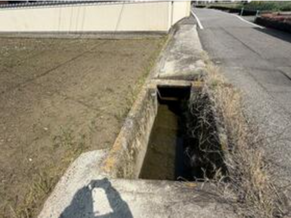 三豊市豊中町笠田竹田、土地の前面道路を含む現地写真画像です