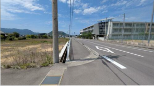三豊市高瀬町下勝間、土地の前面道路を含む現地写真画像です