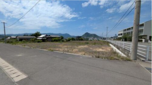 三豊市高瀬町下勝間、土地の前面道路を含む現地写真画像です