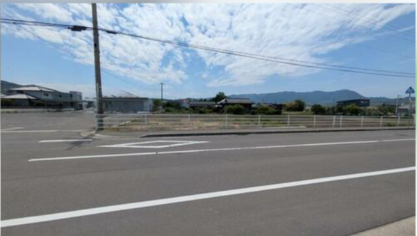 三豊市高瀬町下勝間、土地の前面道路を含む現地写真画像です