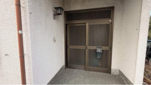 三豊市高瀬町上麻、中古一戸建ての玄関画像です