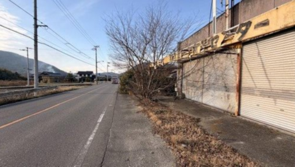三豊市高瀬町上麻、中古一戸建ての前面道路を含む現地写真画像です