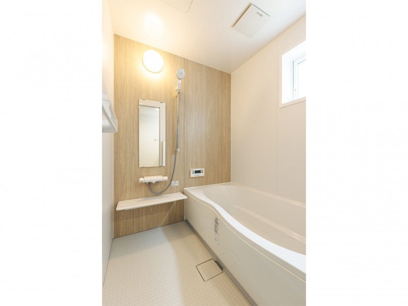 【浴室】一坪タイプのユニットバス。落ち着いた雰囲気の浴室で、ゆったりとくつろぐことができます。
