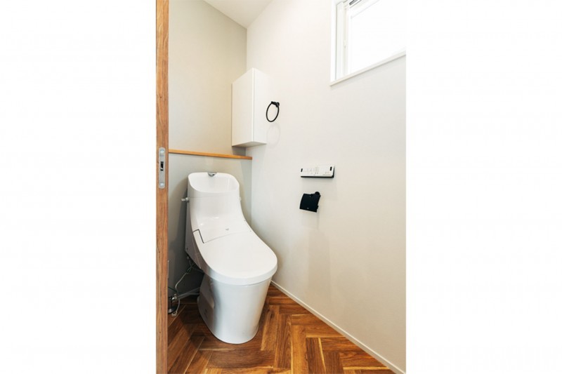 【同タイプ_トイレ】トイレはウォシュレット付き、暖房便座など機能が盛りだくさんです。