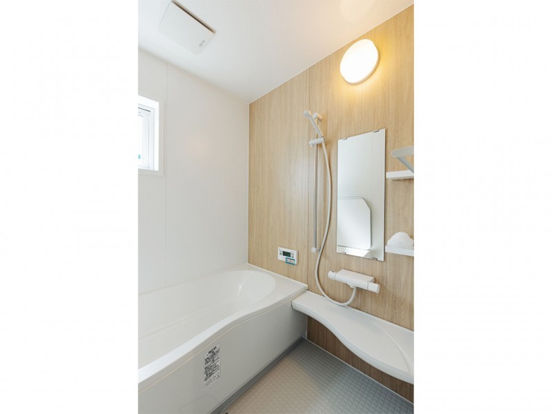 【同タイプ_浴室】一坪タイプのユニットバス。落ち着いた雰囲気の浴室で、ゆったりとくつろぐことができます。