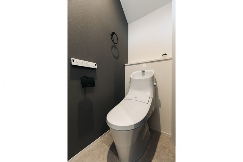 【同仕様_トイレ】
トイレはウォシュレット付き、暖房便座など機能が盛りだくさんです。