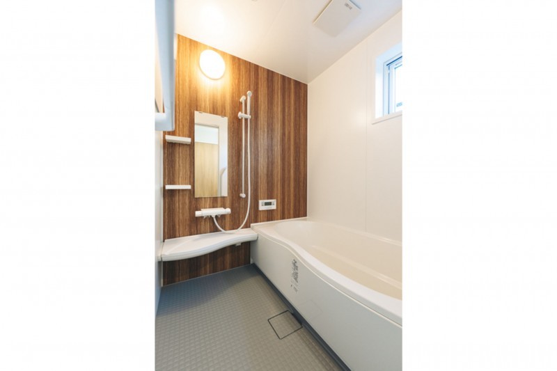 【同タイプ_浴室】一坪タイプのユニットバス。落ち着いた雰囲気の浴室で、ゆったりとくつろぐことができます。
