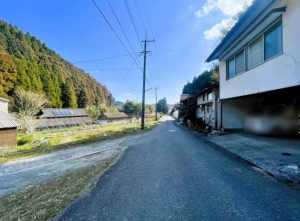 佐賀市富士町、土地の前面道路を含む現地写真画像です