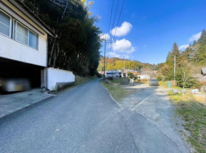 佐賀市富士町、土地の前面道路を含む現地写真画像です