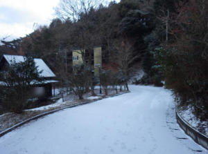 佐賀市富士町、土地の前面道路を含む現地写真画像です