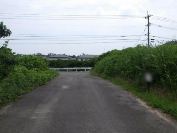 佐賀市大和町、土地の前面道路を含む現地写真画像です