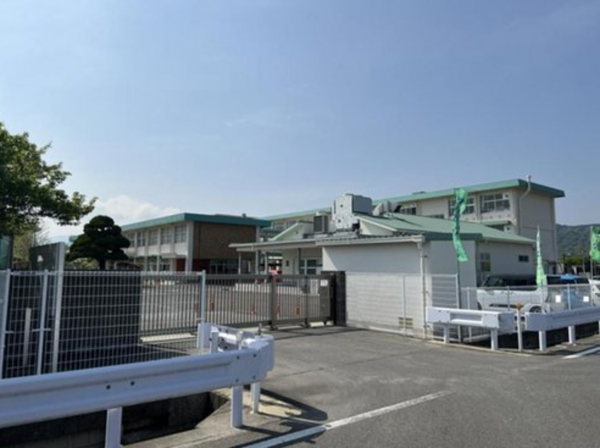 佐賀市金立町、土地の小学校画像です