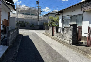 佐賀市高木瀬西、中古一戸建ての前面道路を含む現地写真画像です