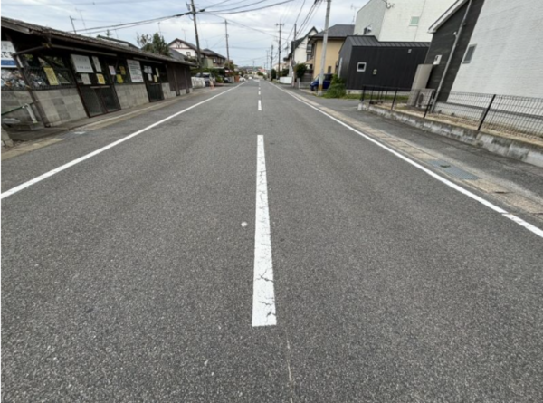 佐賀市大和町、中古一戸建ての前面道路を含む現地写真画像です