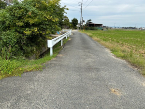 佐賀市金立町、中古一戸建ての前面道路を含む現地写真画像です